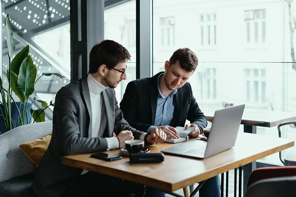 personnes travaillant dans un café